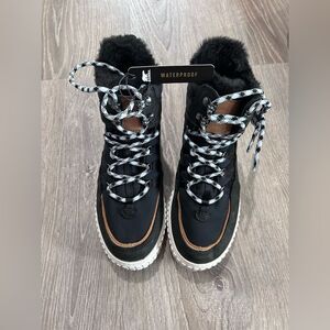 New SOREL Women's Out N About Trek Waterproof Boot Size 7